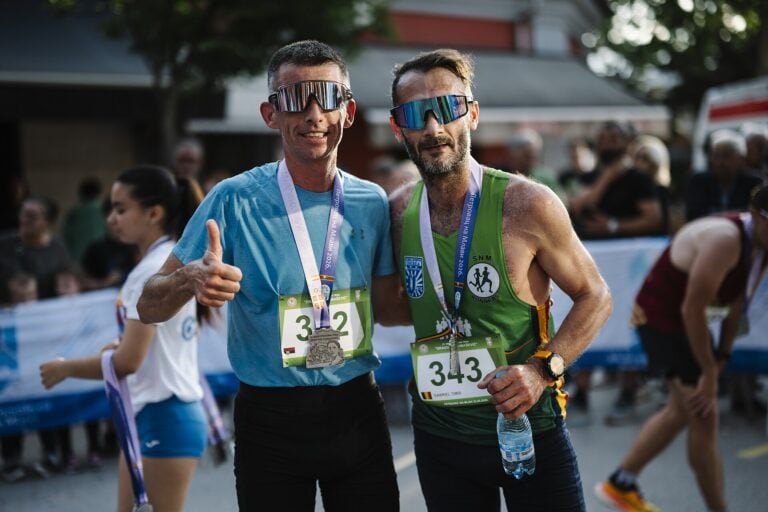 Läufer beim Zieleinlauf eines Stadtlaufs