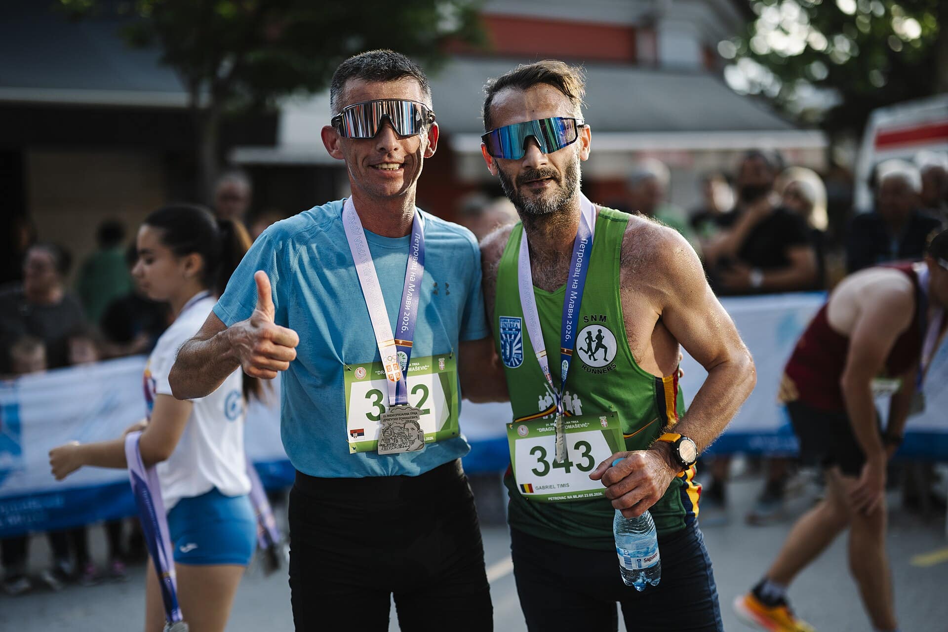 Läufer beim Zieleinlauf eines Stadtlaufs