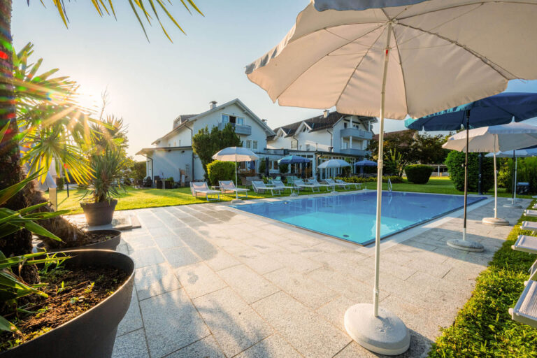 villa flora pool 1